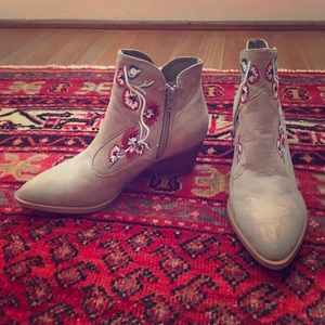 Gray brown embroidered boots size 6 Carlos Santana